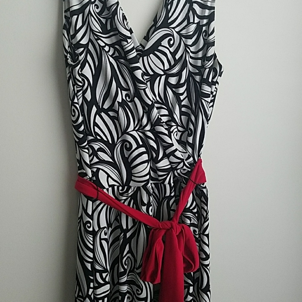 Black and white sleeveless dress w/ red waist tie